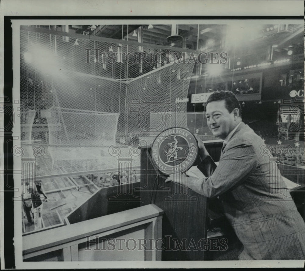 1968 Press Photo Wisconsin Senator Robert P. Knowles held GOP seal at convention- Historic Images