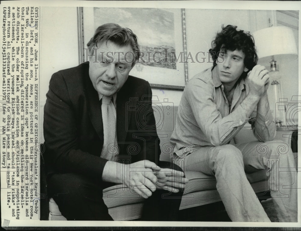 1971 Press Photo Jerusalem mayor Teddy Kollek and son, Amos, in New York hotel- Historic Images