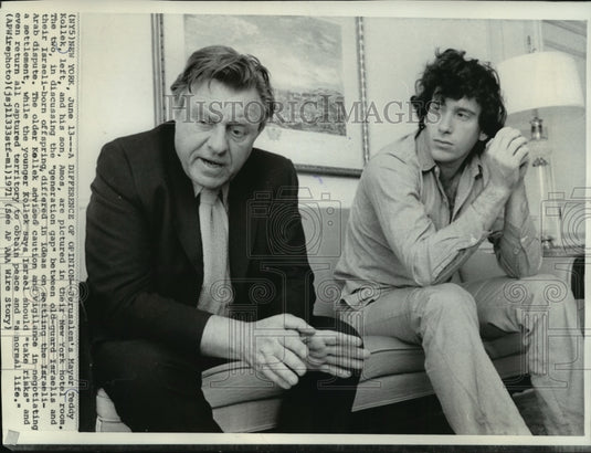 1971 Press Photo Jerusalem mayor Teddy Kollek and son, Amos, in New York hotel- Historic Images