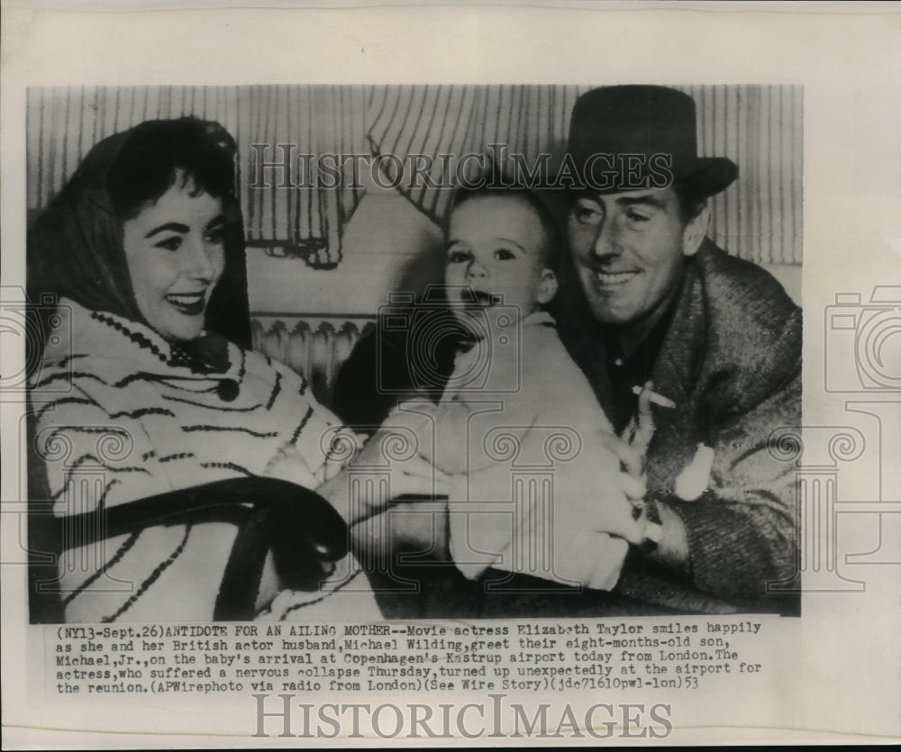 1953 Press Photo Michael Wilding And Wife Greet Son At Copenhagen Airport- Historic Images