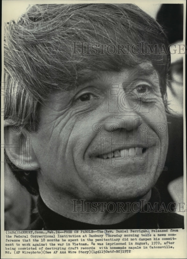 1972 Press Photo Activist Father Daniel Berrigan at news conference, Danbury, CT- Historic Images