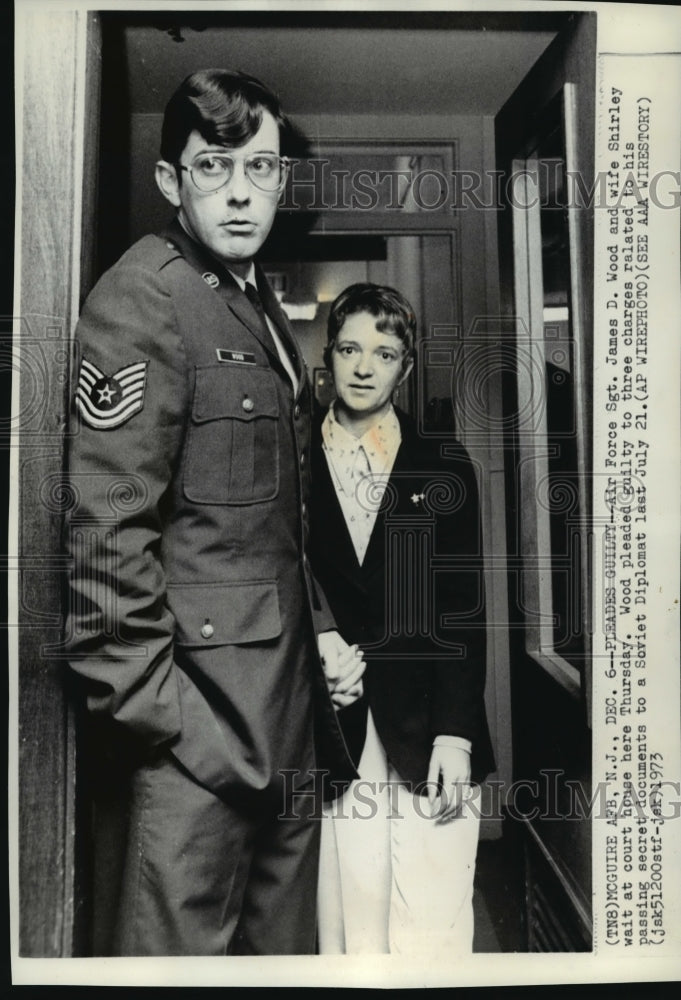 1973 Press Photo Sgt. James Wood & wife Shirley at a New Jersey court house- Historic Images
