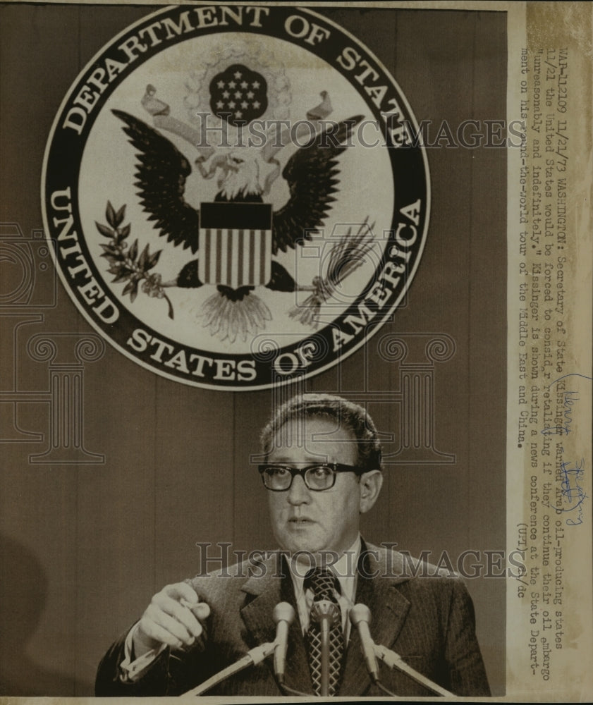 1973 Press Photo Henry Kissinger at news conference during tour of Middle East- Historic Images