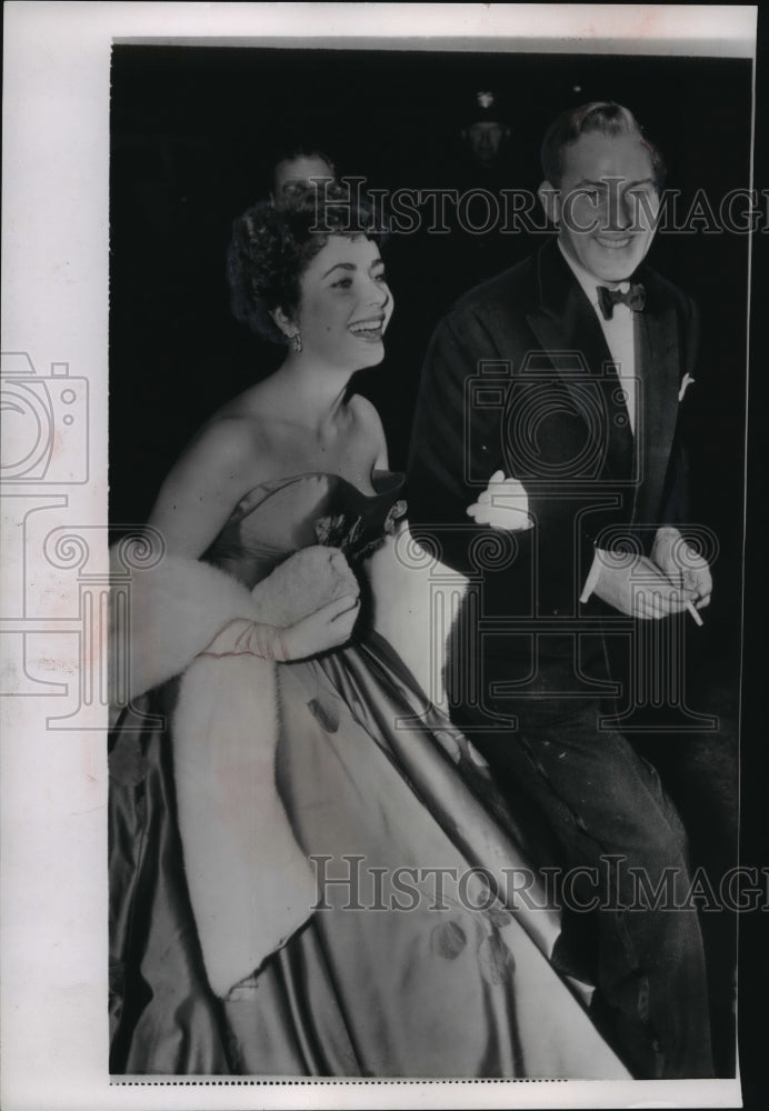 1951 Press Photo Elizabeth Taylor &amp; boyfriend, Michael Wilding at movie premiere- Historic Images