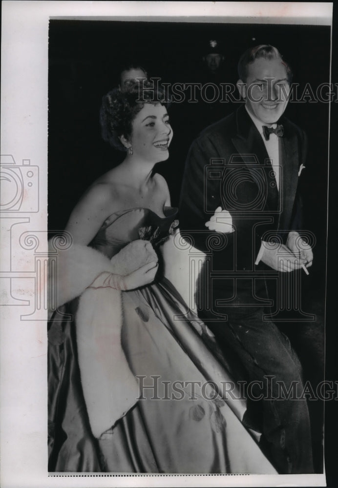 1951 Press Photo Elizabeth Taylor & boyfriend, Michael Wilding at movie premiere- Historic Images