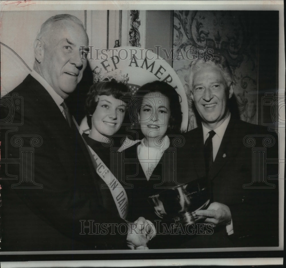 1966 Press Photo WI Gov. Knowles receives "Keep America Beautiful" award in NY.