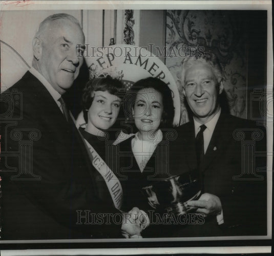 1966 Press Photo WI Gov. Knowles receives "Keep America Beautiful" award in NY.
