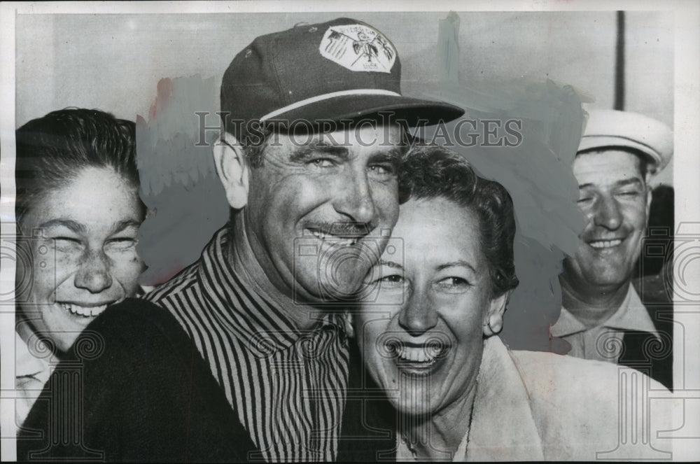 1956 Press Photo Golfer Lloyd Mangrum gets hug after winning Los Angeles Open- Historic Images