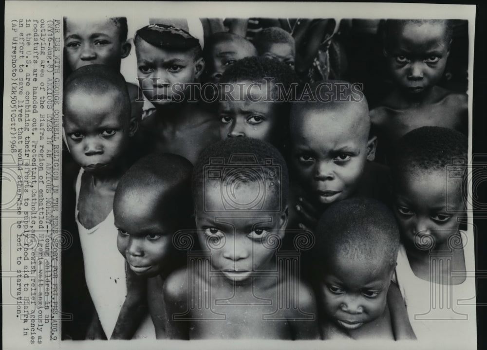1968 Press Photo Children of the Biafra region of Nigeria wait for foodstuffs- Historic Images