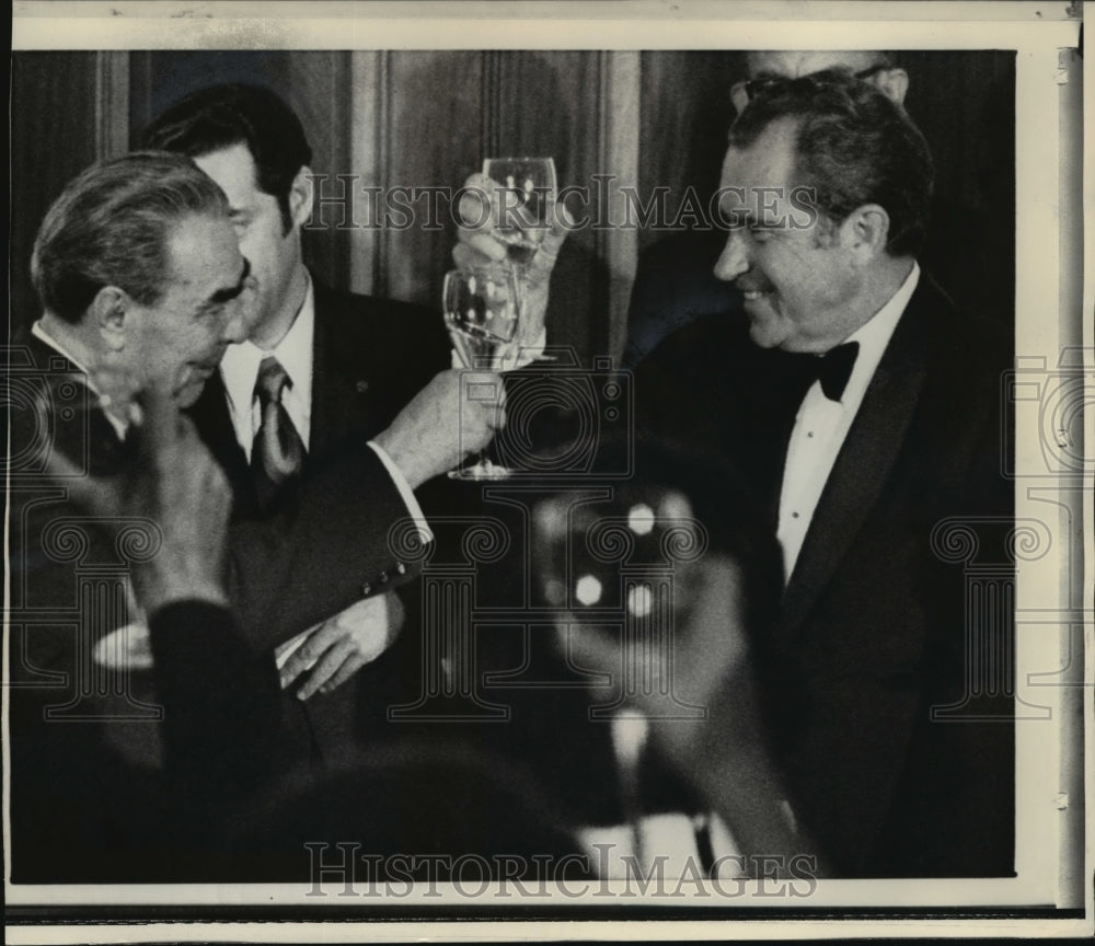 1973 Press Photo Pres Nixon and Soviet leader Leonid Brezhnev toast at dinner.- Historic Images