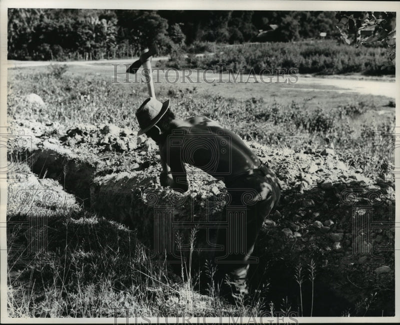 Load image into Gallery viewer, 1964 Press Photo Soldier digs foxhole, Village of Borikane, Laos Civil War
