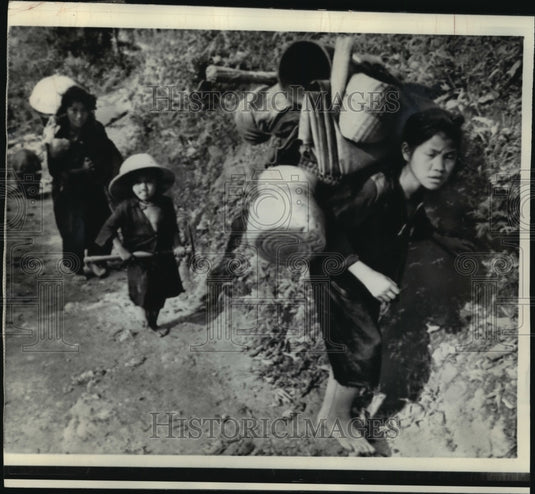 1971 Press Photo Laotian family flees south on a trail east of Long Cheng- Historic Images