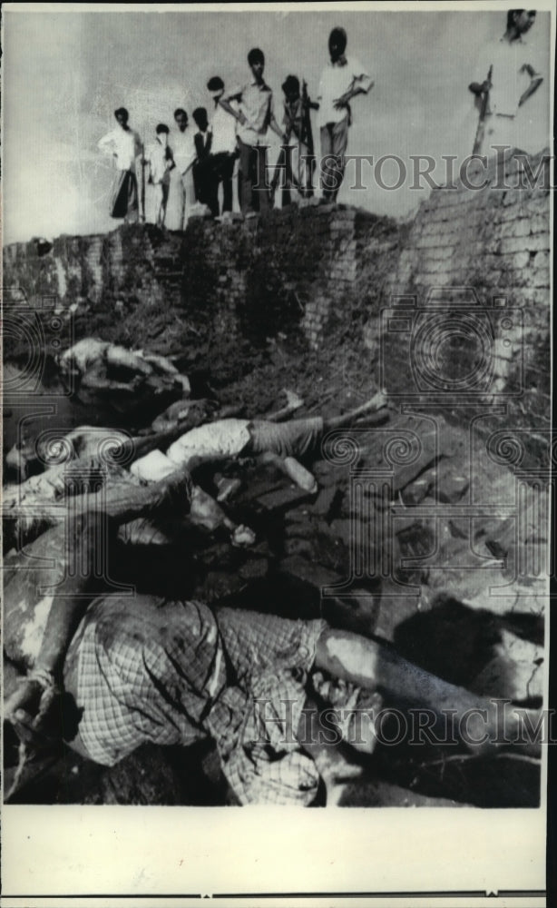 1971 Press Photo Mukti Bahini Soldiers Look Down At Mass Grave In Bangladesh- Historic Images