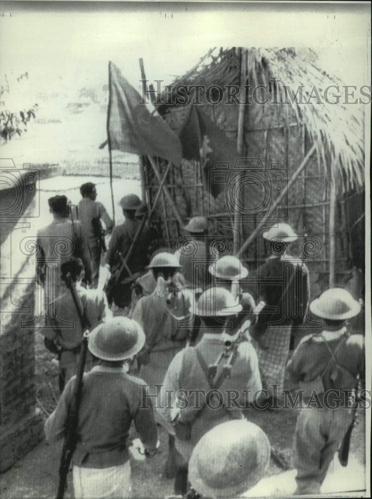 1971 Press Photo Armed Mukti Bahini guerrillas enter village, Bangla Desh- Historic Images