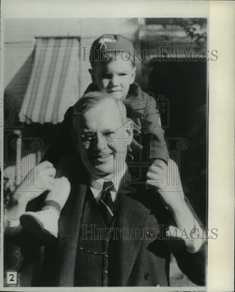 1936 Press Photo Governor Alfred Landon, with a child on his shoulders- Historic Images