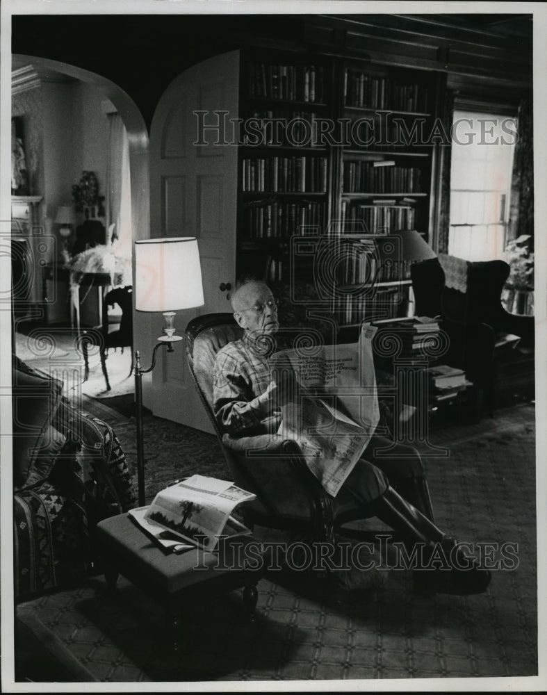 1970 Press Photo Former Kansas Governor Alf M. Landon reads newspaper at home- Historic Images