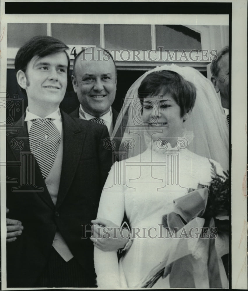 1969 Press Photo Melvin Laird with daughter-in-law Nancy &amp; son John&#39;s Wedding- Historic Images