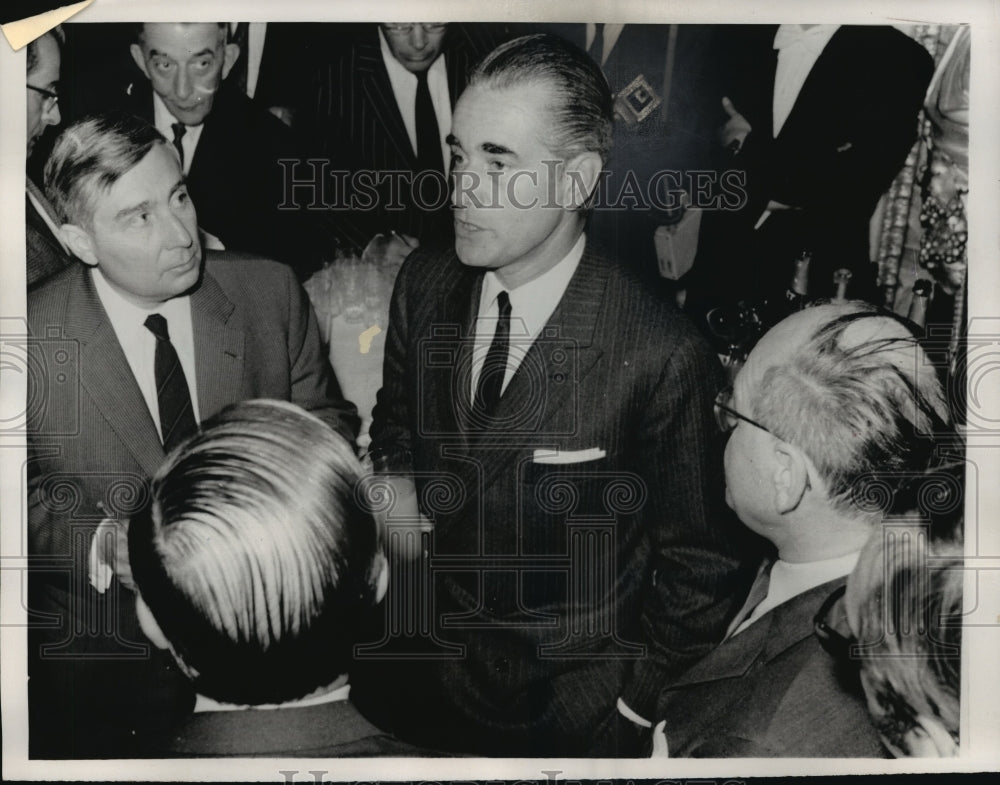 1969 Press Photo Jacques Chaban-Delmas Talks To Newsmen In Paris - mjw05909- Historic Images