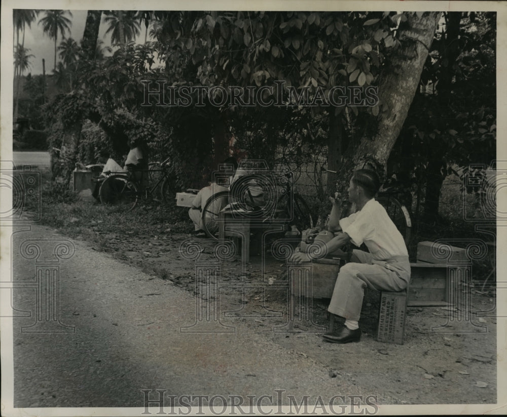 1954 Press Photo Malay People Fill Out License Forms In Kuala Lumpur, Malaya- Historic Images