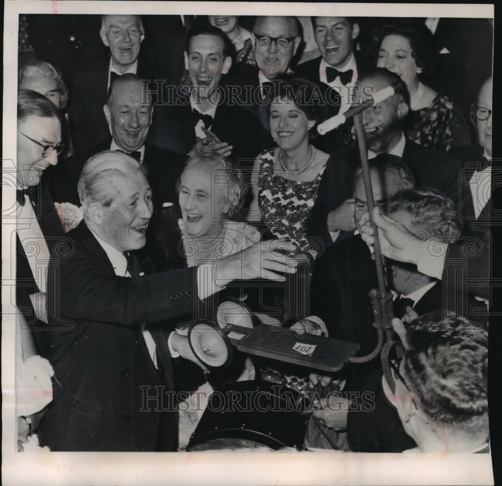 1962 Press Photo Prime Minister Macmillan Wins Scooter At A Function In Wales- Historic Images