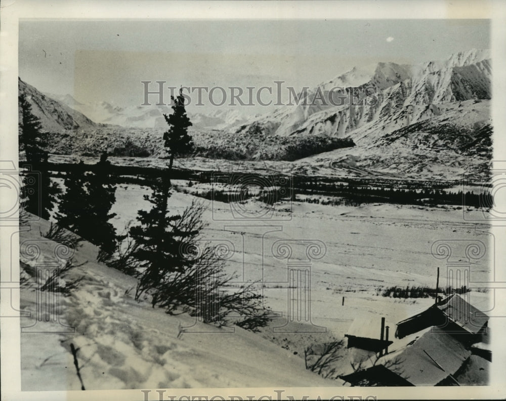 1937 Press Photo Black Rapids Glacier approaches Black Rapids Roadhouse, Alaska- Historic Images