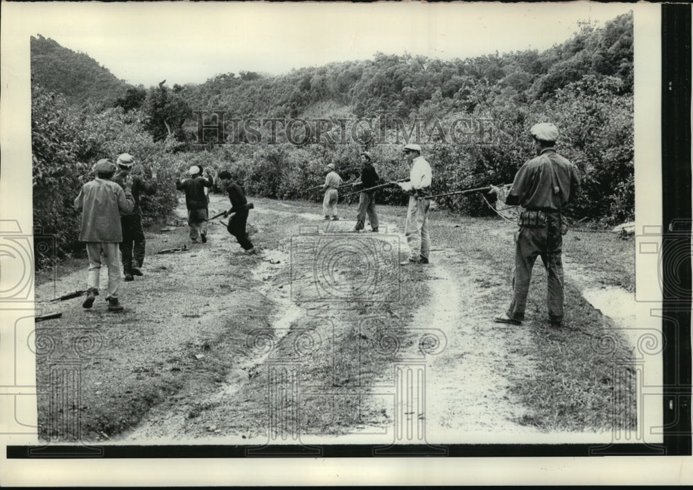 1970 Press Photo Pathet Lao soldiers capture the &quot;enemy&quot; during practice drill- Historic Images