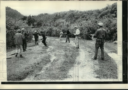 1970 Press Photo Pathet Lao soldiers capture the "enemy" during practice drill- Historic Images