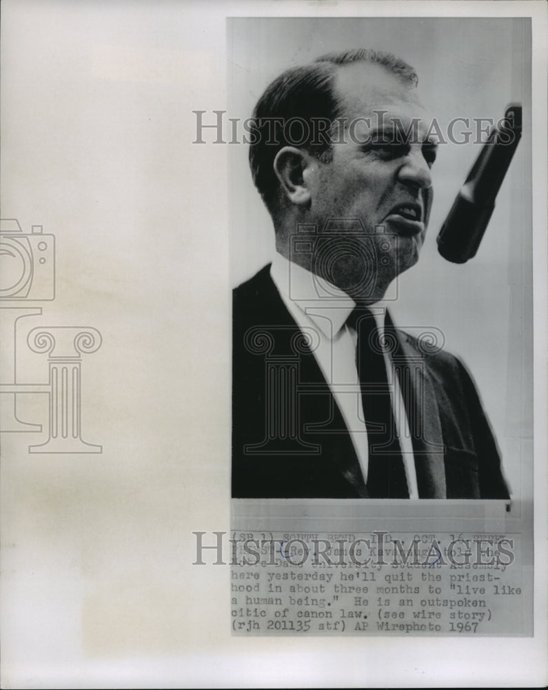 1967 Press Photo Reverend James Kavanaugh speaks to Notre Dame Student Assembly