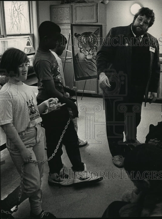 1992 Press Photo Zoological Society's Chuck Matoush teaches the food chain- Historic Images