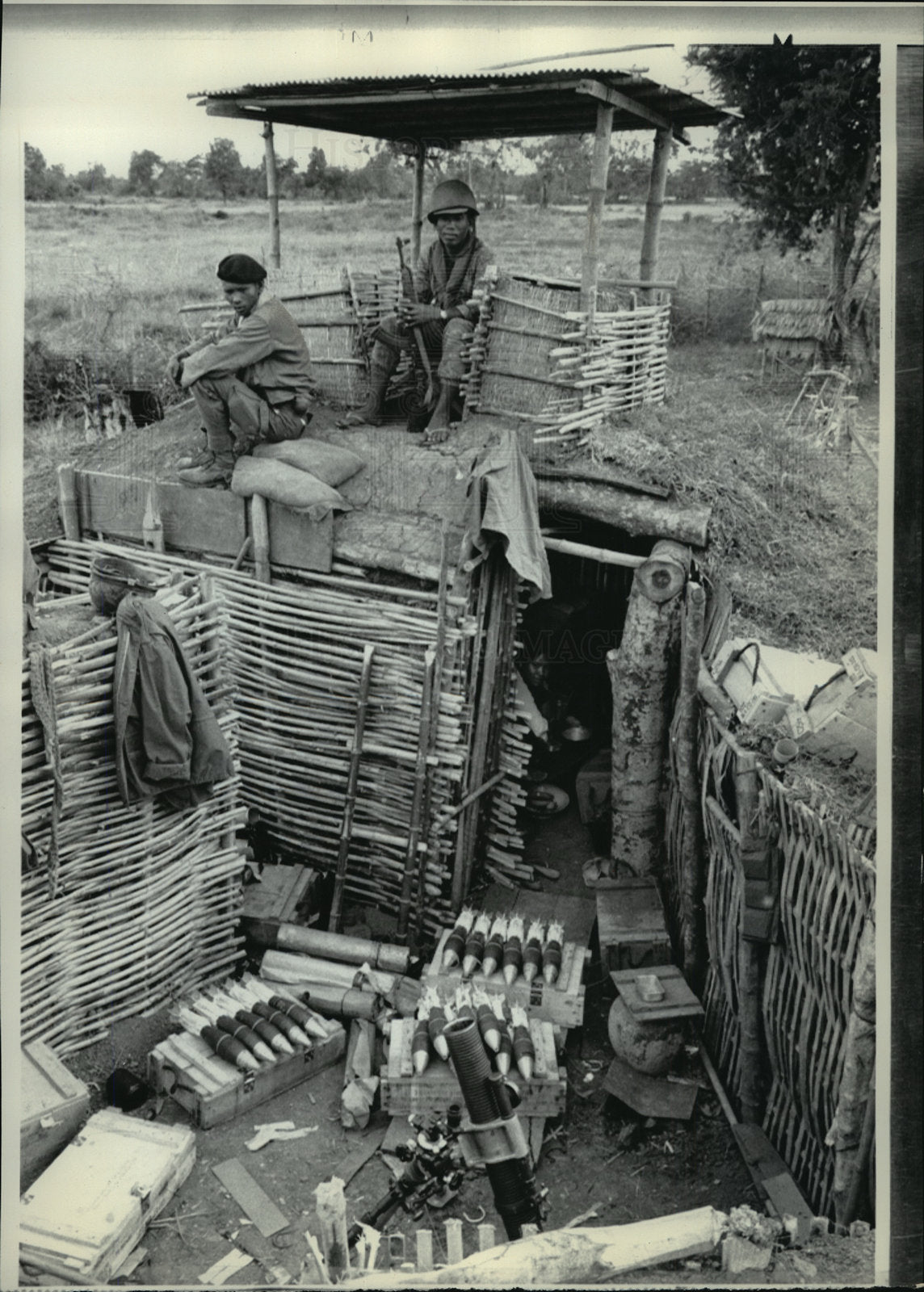 1972 Press Photo Cambodian soldiers kept watch from bunker &amp; observation post- Historic Images