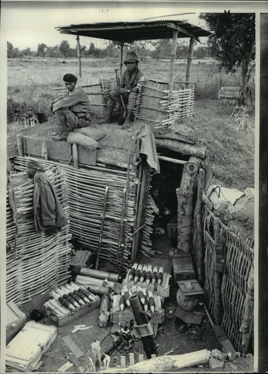 1972 Press Photo Cambodian soldiers kept watch from bunker & observation post- Historic Images