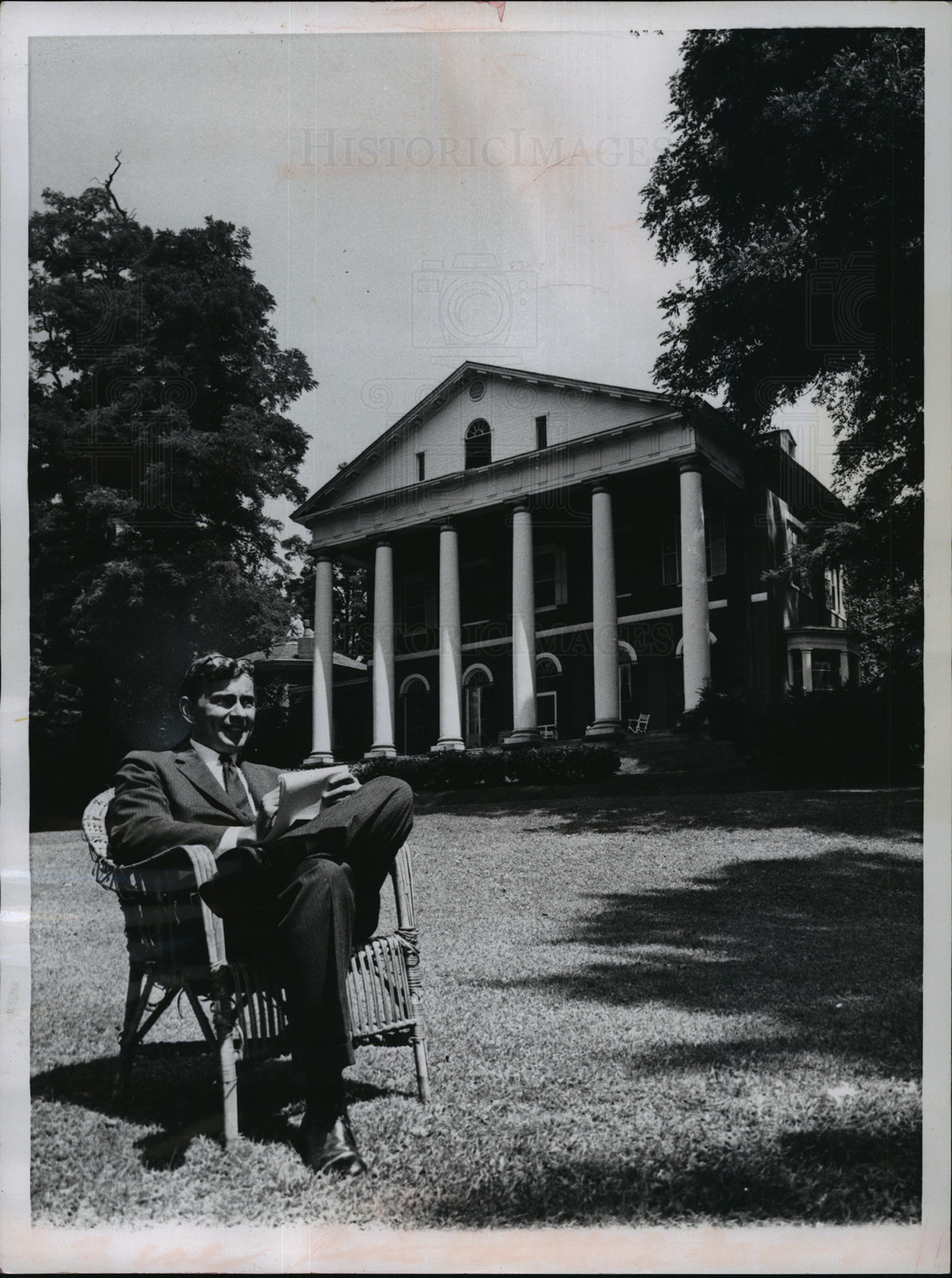 1960 Press Photo Gore Vidal with notebook on the lawn of his Hudson river home- Historic Images