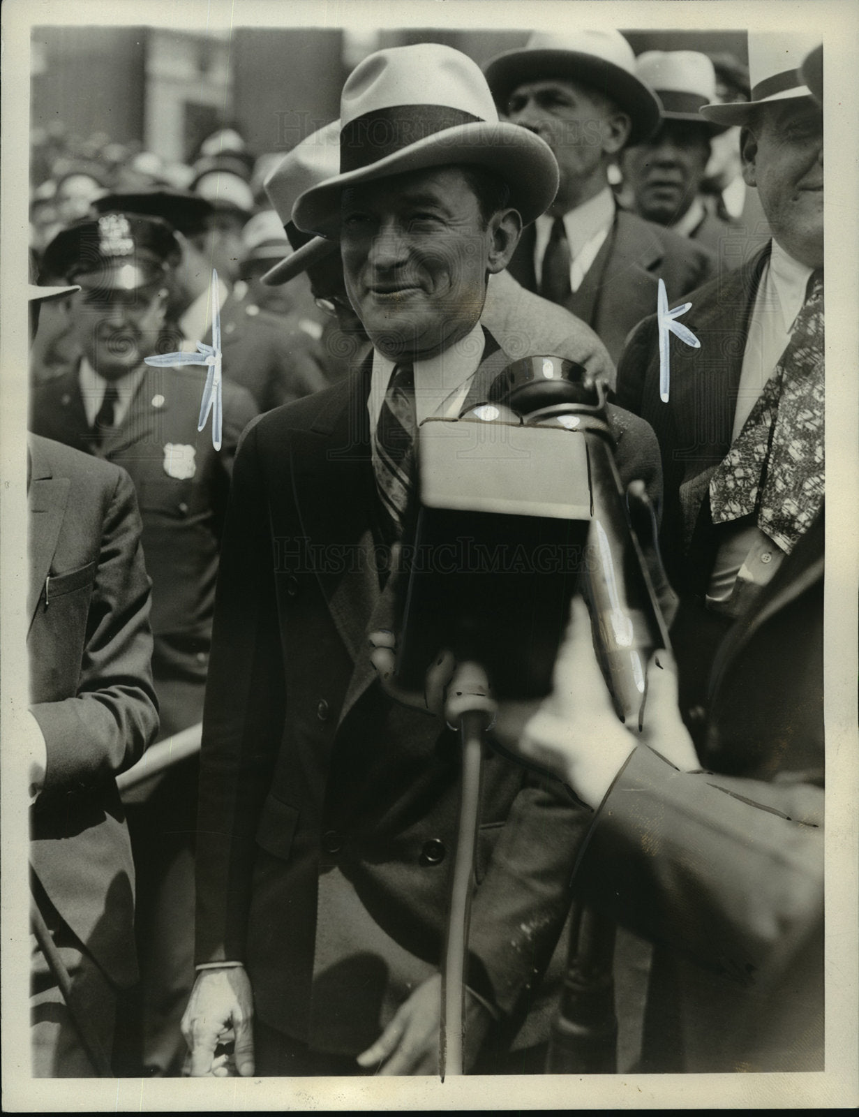 1932 Press Photo Jimmy Walker appeared before news reel outside the hearing