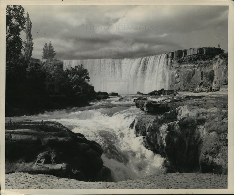 Load image into Gallery viewer, 1952 Press Photo Sala del Laga waterfalls in Chile on their way to Pacific Ocean
