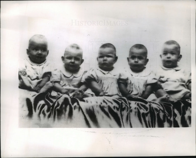 Load image into Gallery viewer, 1944 Press Photo Carlos Alberto, Maria Esther, Maria Fernanda, Maria Christina

