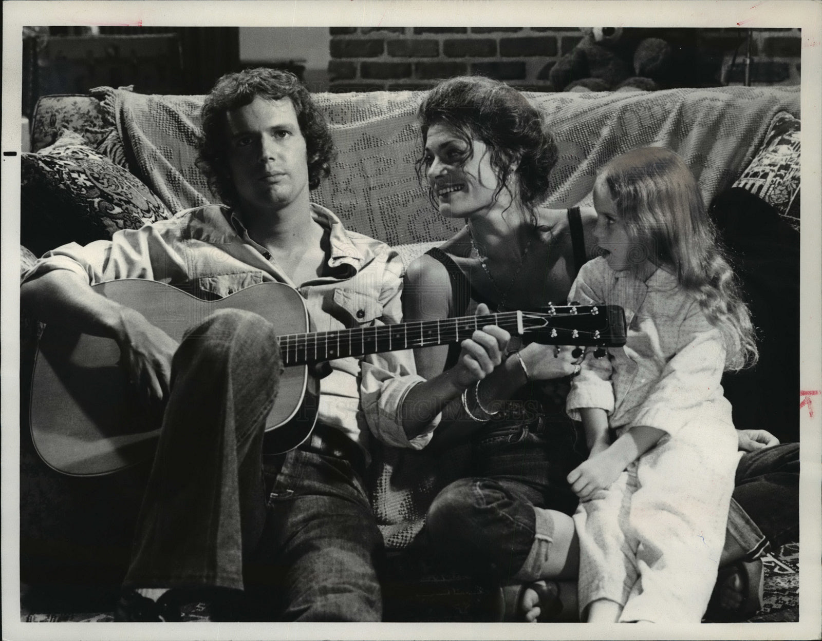 1975 Press Photo Cliff DeYoung serenades Elizabeth Cheshire & Foster in Sunshine- Historic Images