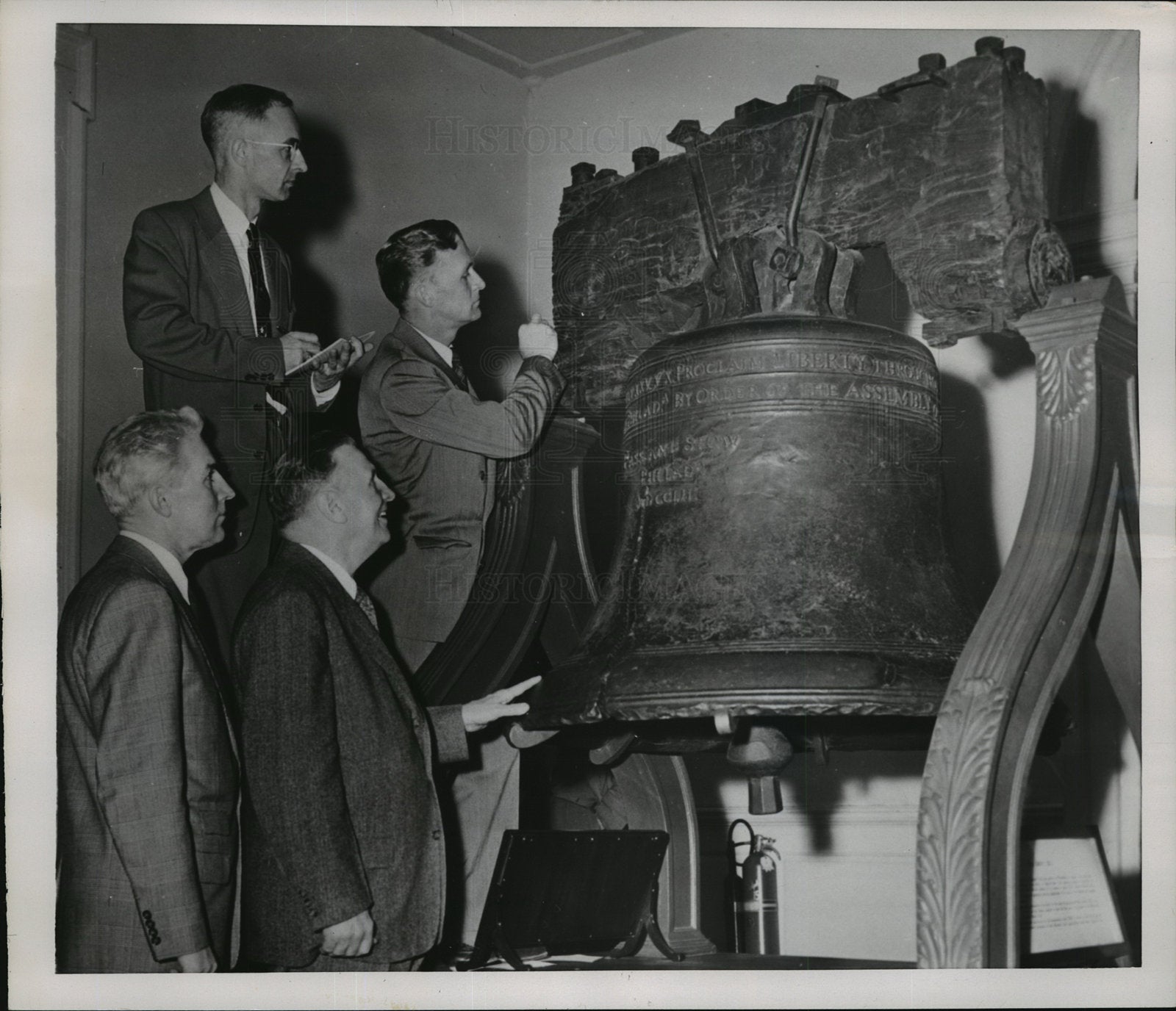 1953 Press Photo Wood experts examine heavy beam that supports Liberty Bell