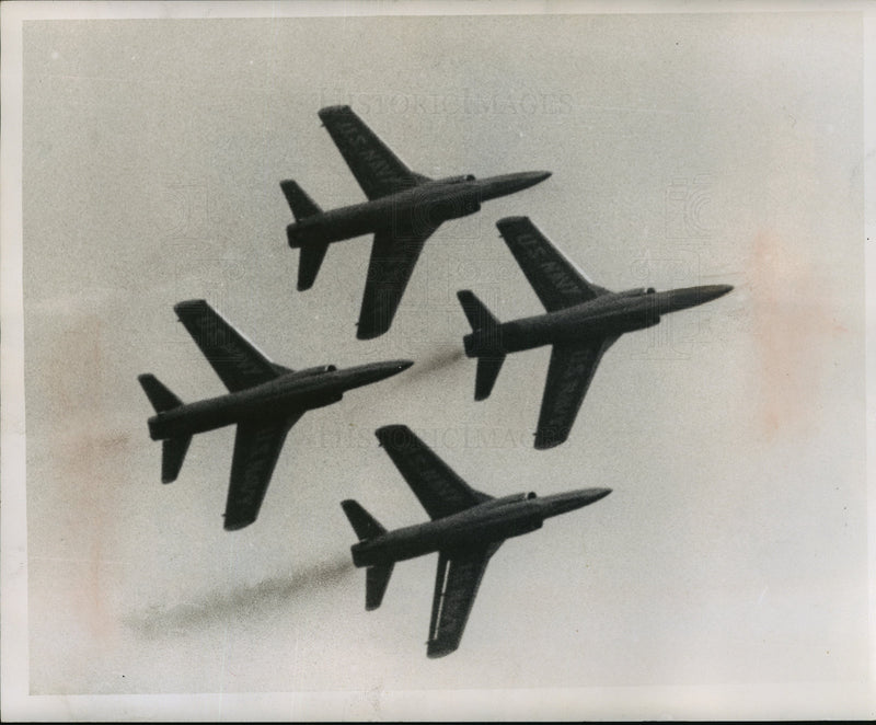 Load image into Gallery viewer, 1959 Press Photo Navy's veteran Blue Angels demonstrated precision flying

