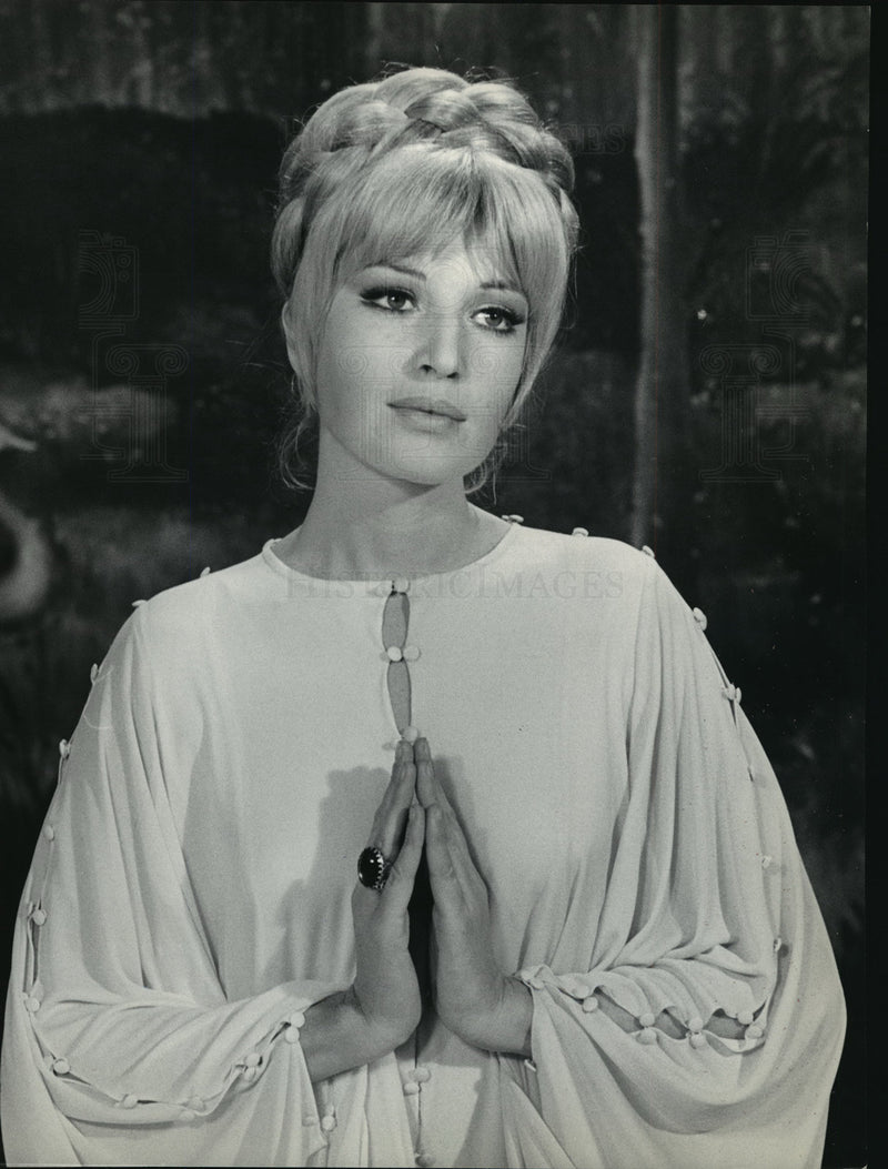 Load image into Gallery viewer, 1969 Press Photo Monica Vitti in On My Way to the Crusade, I Met A Girl Who...
