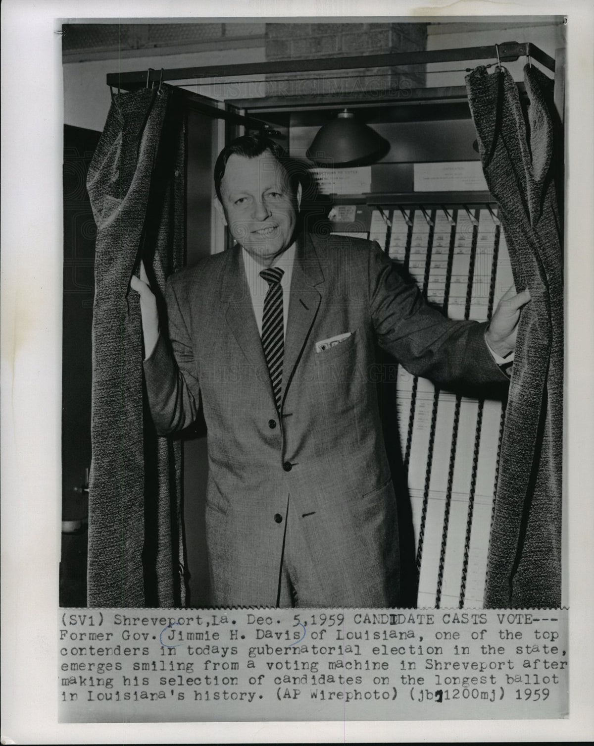 1959 Press Photo Jimmie Davis emerges from voting machine in Shreveport- Historic Images