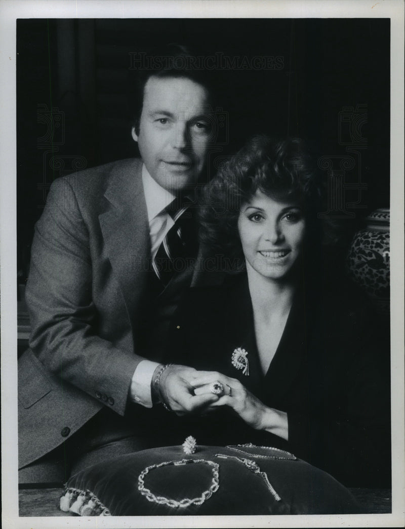 Load image into Gallery viewer, 1980 Press Photo Robert Wagner &amp; Stefanie Powers star in Hart to Hart
