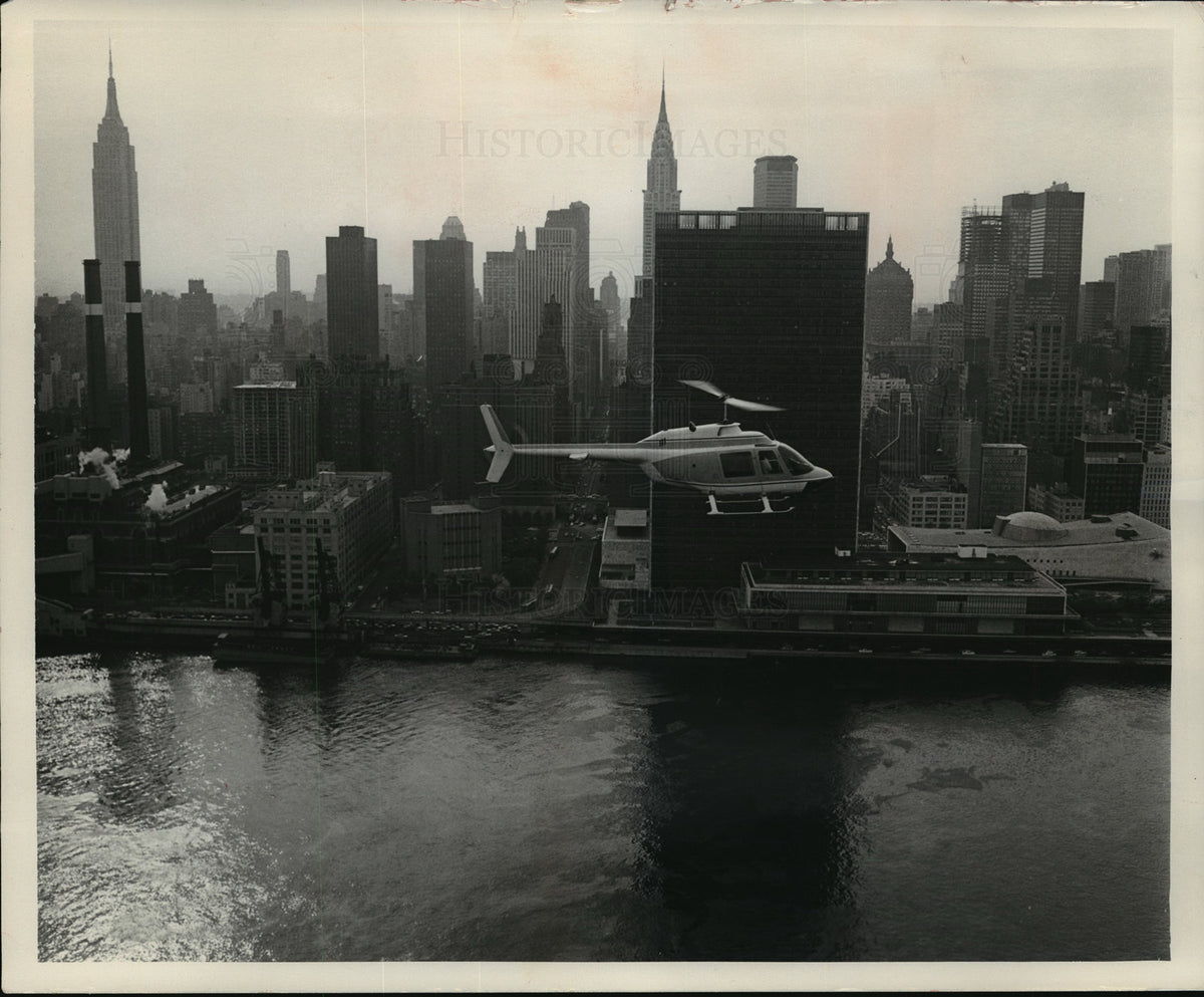 1965 Press Photo Turbine-Powered Helicopter Hovers By United Nations Building- Historic Images