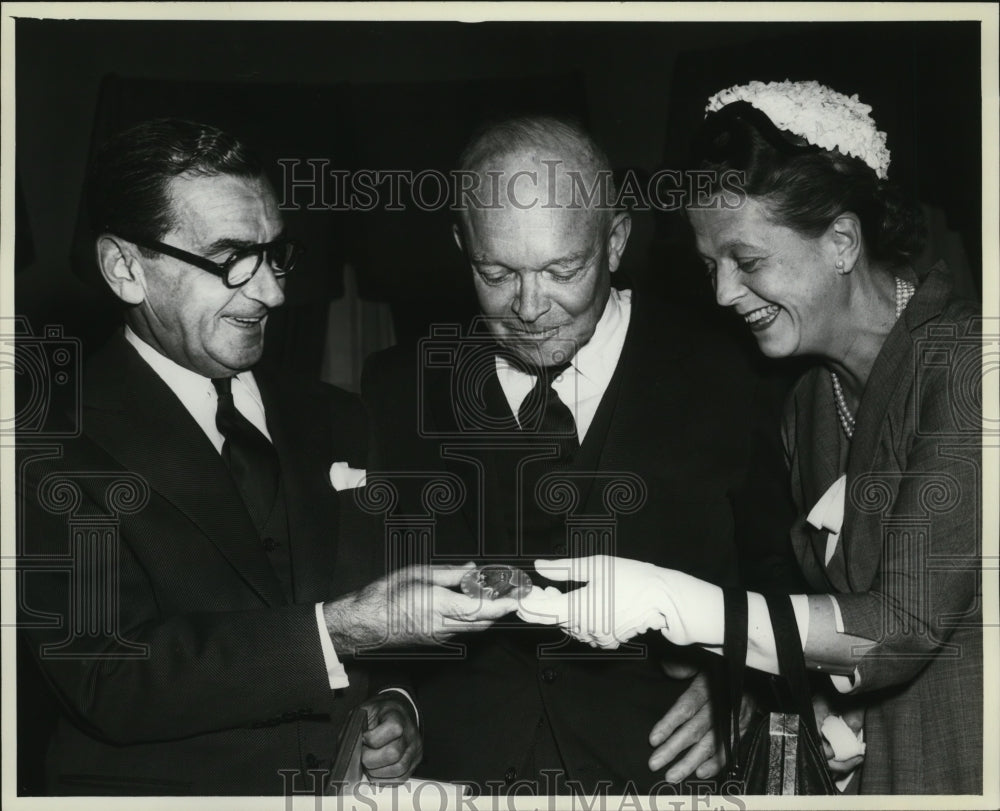 1983 Press Photo Irving Berlin and his wife flank Pres. Dwight Eisenhower- Historic Images