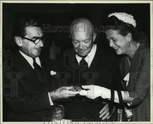 1983 Press Photo Irving Berlin and his wife flank Pres. Dwight Eisenhower- Historic Images