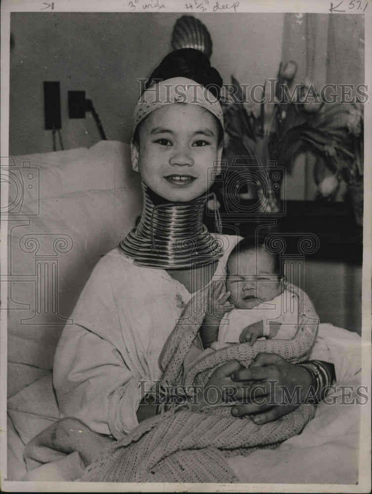 1937 Press Photo Burma tribe Mu Swai wears huge rings around neck with her son- Historic Images