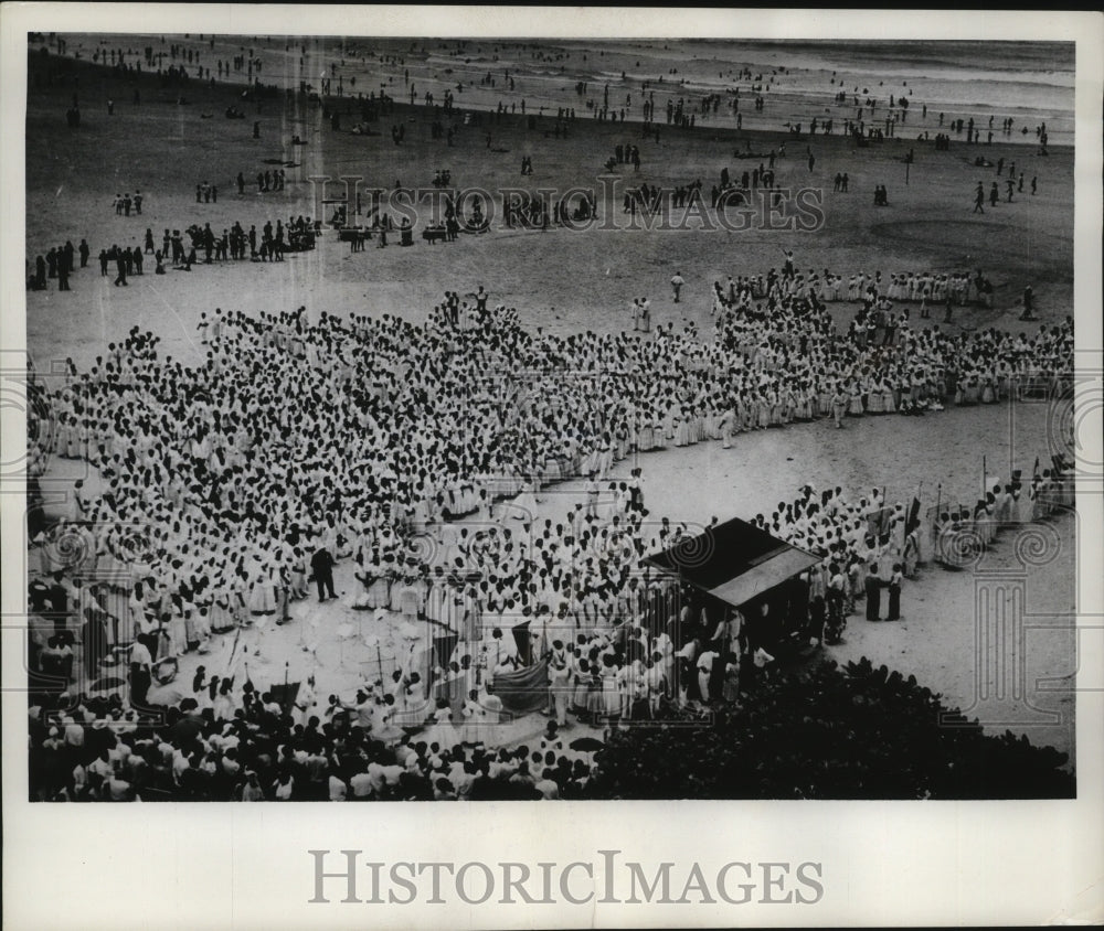 1962 Press Photo White-clad Macumba Worshipers assemble on famous Rio de Janeiro