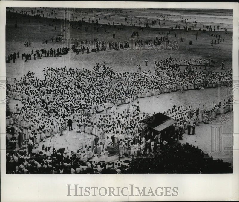 Load image into Gallery viewer, 1962 Press Photo White-clad Macumba Worshipers assemble on famous Rio de Janeiro
