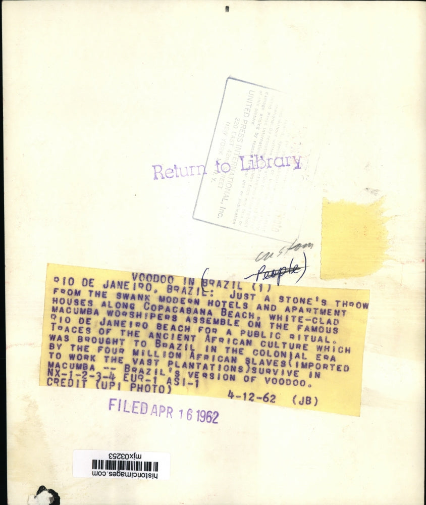 1962 Press Photo White-clad Macumba Worshipers assemble on famous Rio de Janeiro