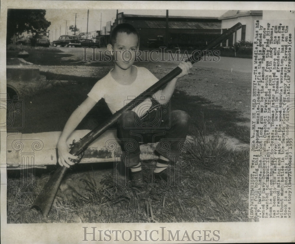 1955 Press Photo Tim Weddle has his hands full holding this muzzle-loader rifle- Historic Images