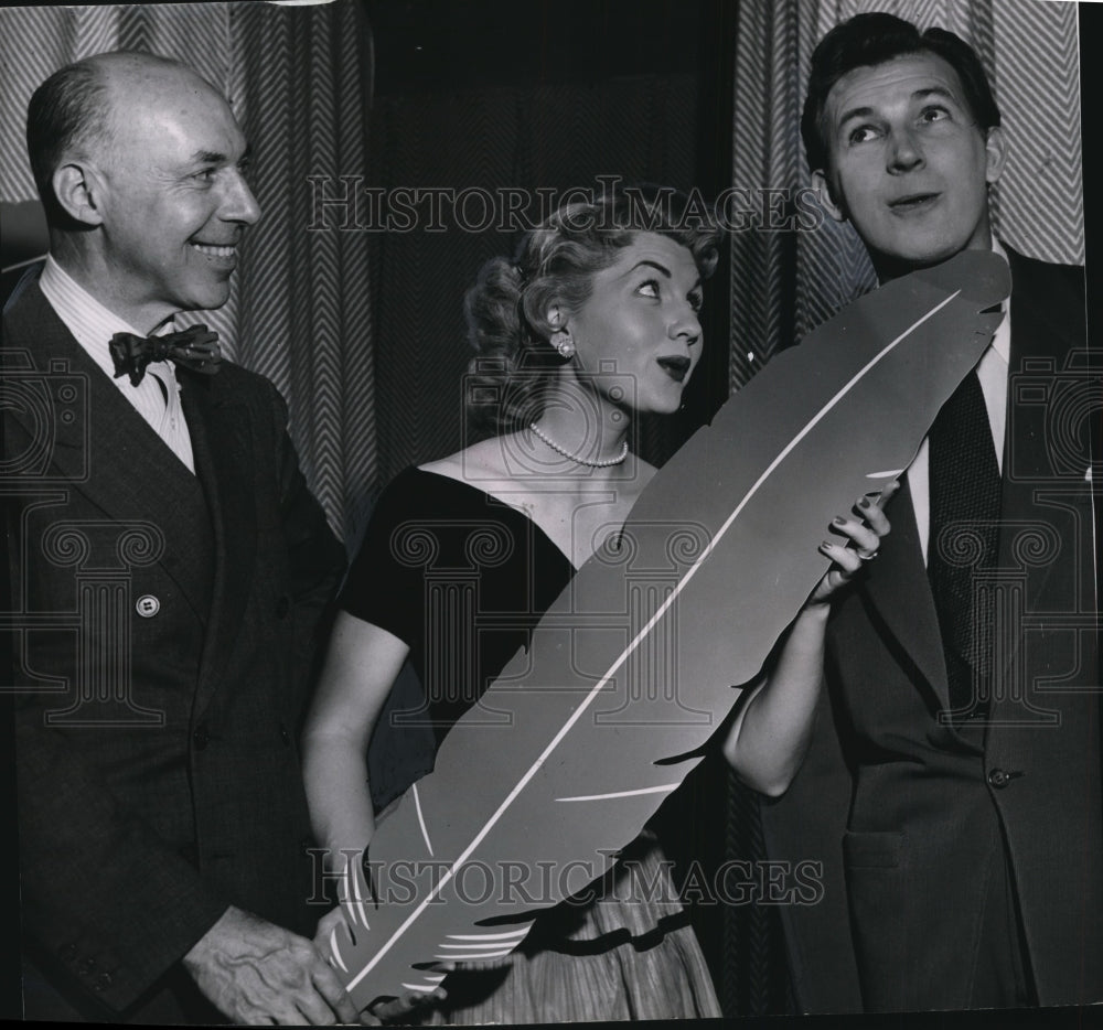 1953 Press Photo Herb Shriner tickled y Nancy Wright with Richard Herzfeld